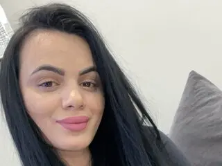 AlmaBeverly online private shows