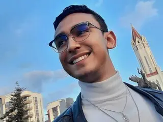 AxelThomas cunt show show