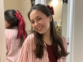 BellaSteaurd shows nude live