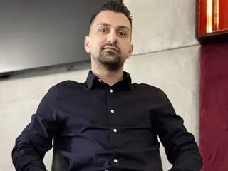 BryceReigna online naked show