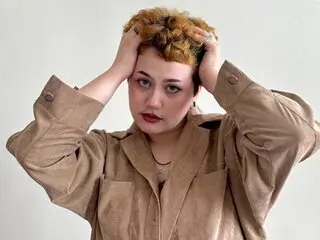 CurlyMacCormic shows cam live