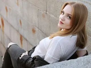 EmilyLil online shows ass